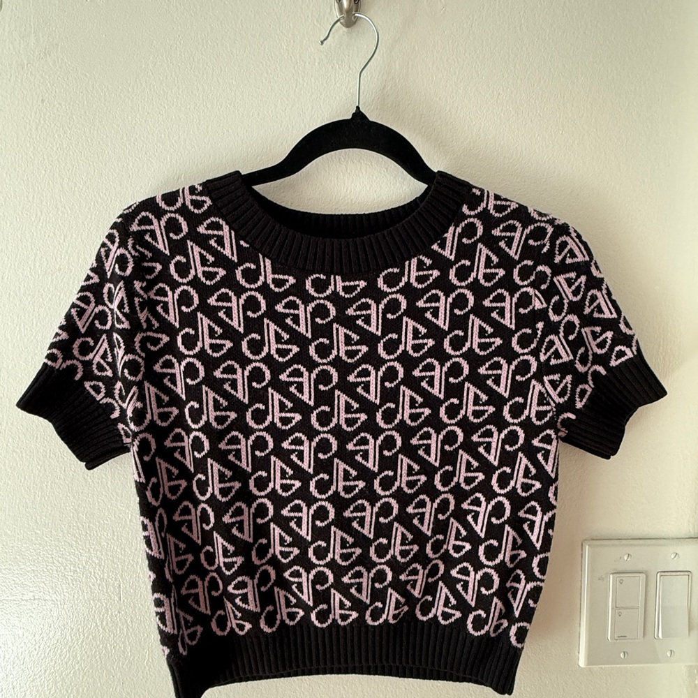 H&M Black and Light Pink Patterned Short Sleeve Knit Top